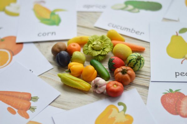 18 miniature vegetables and fruits (9 vegetables, 9 fruits) + 18 cards
